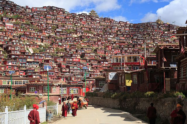 Larung Gar, Tibet: The houses of the town on the hillside LARUNG GAR - TIBET